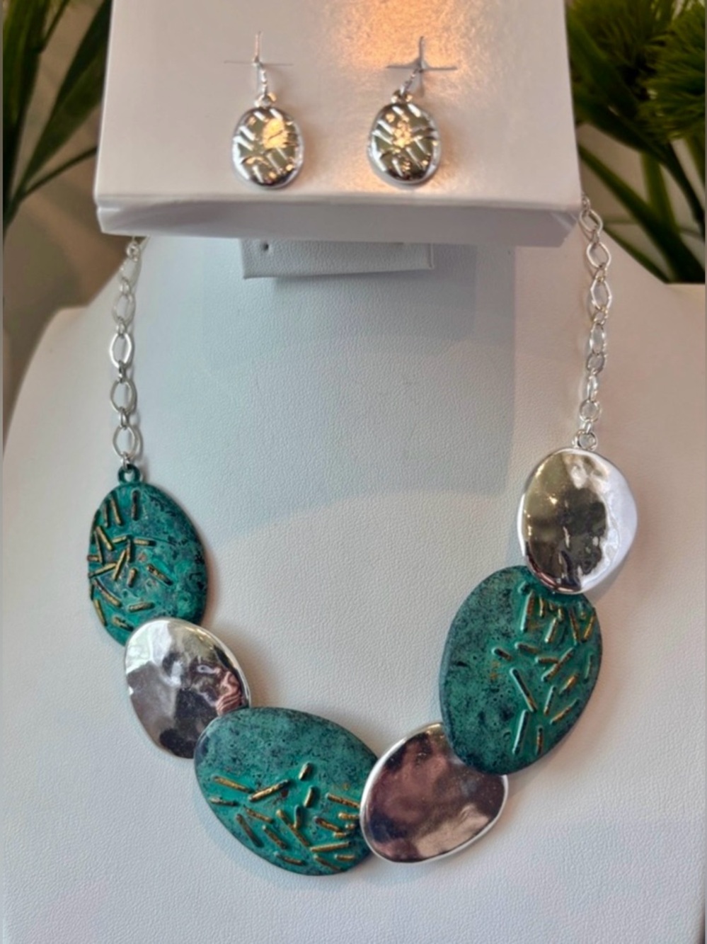 Kiana Metal Turquoise Oval & hammered silvertone,pendants,silver chain,earrings